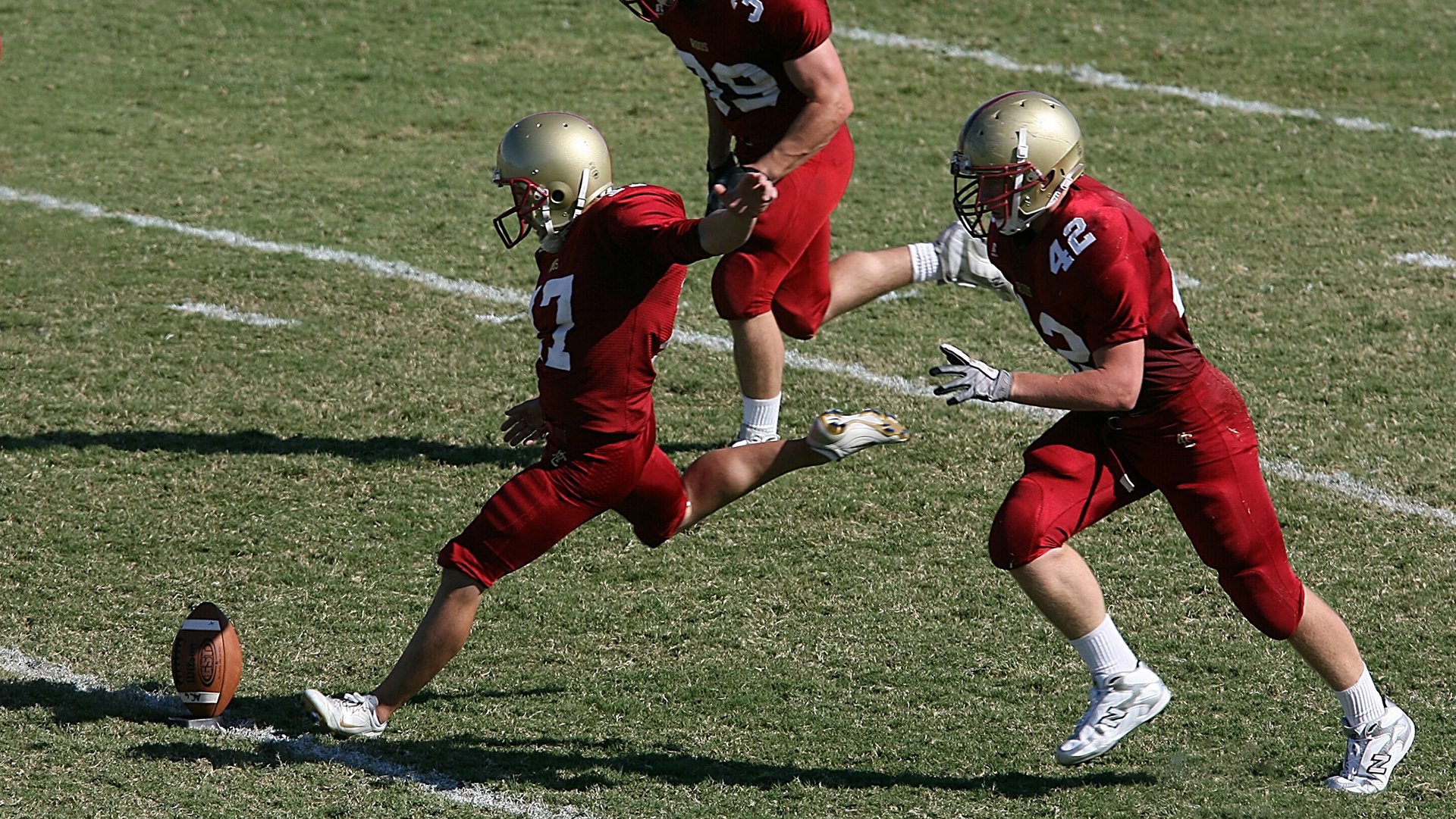 “腰旗式美式橄榄球：竞技新趋势在成都七中东部赛场燃爆”